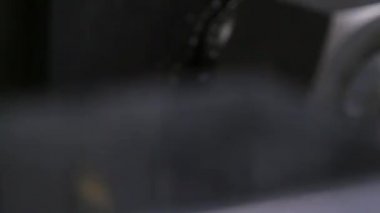 Fabrikadaki çelik boruların metal rulo makineleri üzerinde çalışmak.
