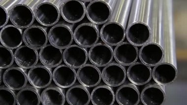 Paslanmaz çelik borular, fabrikada dönen metalin bitmiş bir ürünüdür..