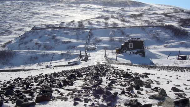 Terk edilmiş ev, Rusya 'nın kuzeyindeki Gudym Anadyr-1 Chukotka hayalet kasabası.. — Stok video