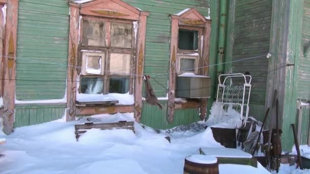ロシアのはるか北にあるグディム・アナディル-1・チュコトカの廃墟となった家のゴーストタウン. — ストック動画