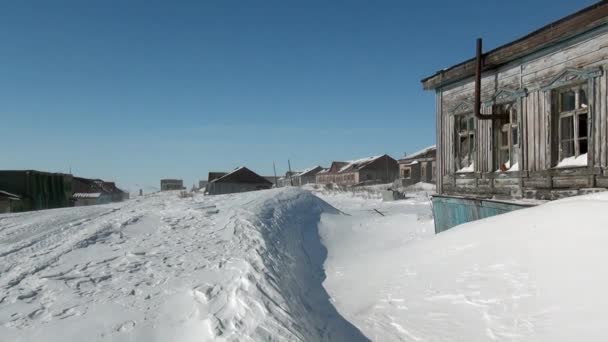 Verlaten huis spookstad Gudym Anadyr-1 Chukotka uit het verre noorden van Rusland. — Stockvideo