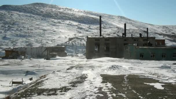 Opuštěné továrně podzemní vojenské základní ghost town Gudym Anadyr-1. — Stock video