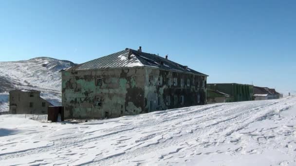 Casa abandonada fantasma ciudad de Gudym Anadyr-1 Chukotka del extremo norte de Rusia. — Vídeo de stock