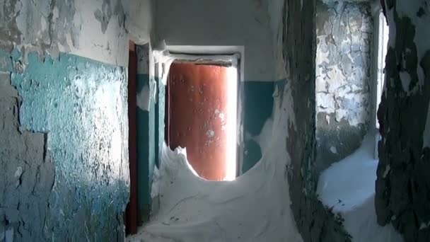 Poubelles dans la maison abandonnée ville fantôme de Gudym Tchoukotka de l'extrême nord de la Russie.