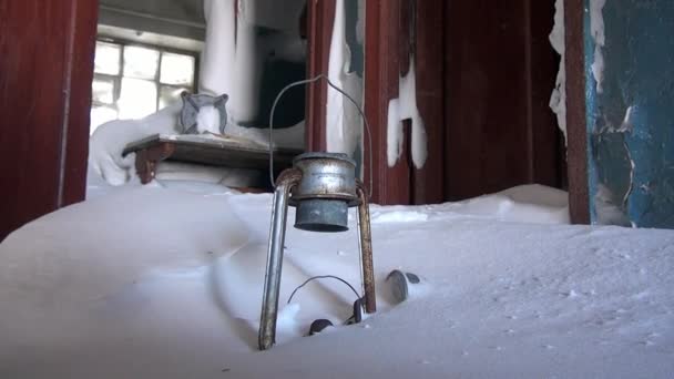 Pokój w śniegu opuszczony dom duch miasta z Gudym na daleko na północ od Rosji. — Wideo stockowe