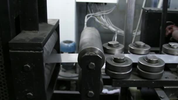 在轧机上制造不锈钢条的工艺 工业生产中的高质量轧制金属用于制造零件 结构或独立元件 — 图库视频影像