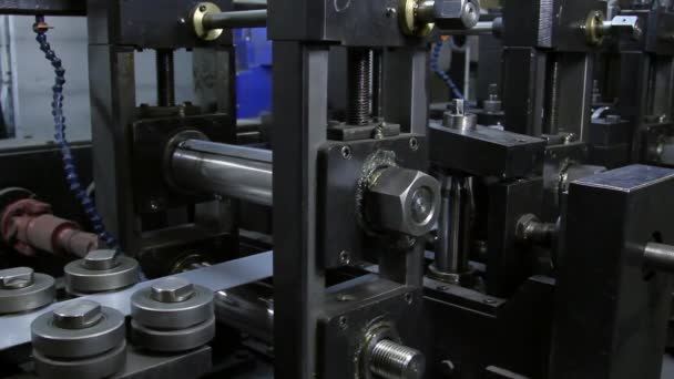 Fabbricazione di nastri metallici in acciaio inossidabile su laminatoi. — Video Stock