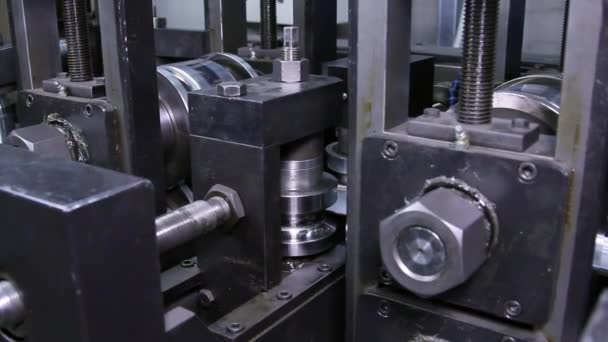 Close-up proces van productie strip van roestvrij staal voor rolling machines. — Stockvideo