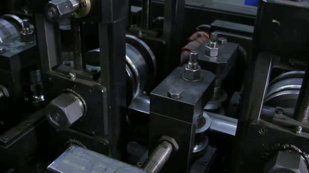 Processo Fabricação Uma Tira Aço Inoxidável Máquinas Rolamento Metal Laminado — Vídeo de Stock
