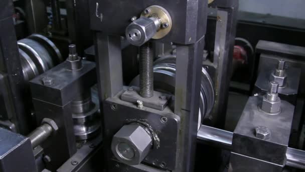 Technologie sans soudure pour la production de tuyaux en acier inoxydable en usine. — Video