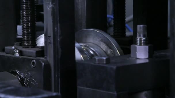 Varrat nélküli technológia rozsdamentes acélcsövek gyártásához a gyárban. — Stock videók