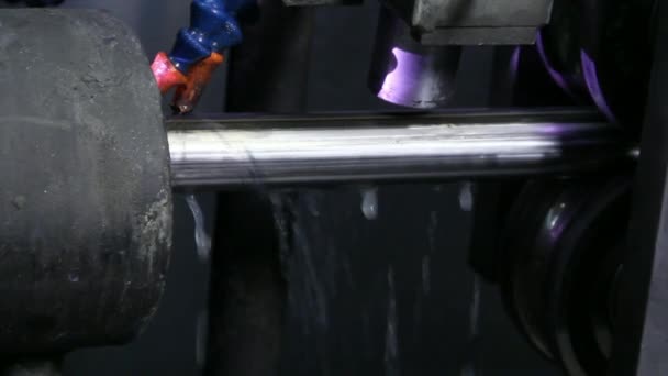 Zbliżenie maszyn do walcowania metalu do produkcji rur stalowych w fabryce. — Wideo stockowe