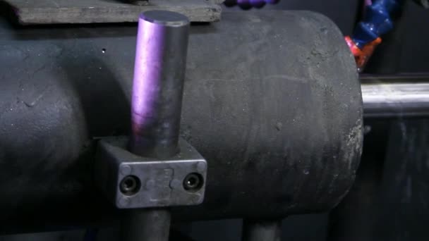 Fechar as máquinas de laminação de metais para a produção de tubos de aço metálicos na fábrica. — Vídeo de Stock