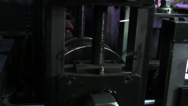 Κλείσιμο των μηχανημάτων έλασης μετάλλων για την παραγωγή σωλήνων από χάλυβα μετάλλων στο εργοστάσιο. — Αρχείο Βίντεο