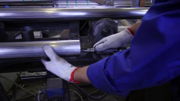 Händer som arbetar slipa kanter av rostfritt profilrör i fabriken. — Stockvideo
