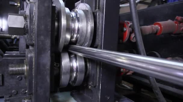 Metaal-rolling machines voor de productie van metalen stalen buizen gerold in fabriek. — Stockvideo