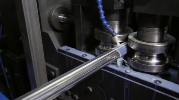 Machines voor de productie van metalen geplateerd met metalen maken RVS buizen in fabriek. — Stockvideo