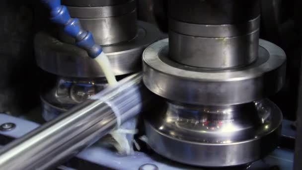 Μηχανές για την παραγωγή της έλασης μετάλλου κάνει σωλήνες από ανοξείδωτο χάλυβα στο εργοστάσιο. — Αρχείο Βίντεο