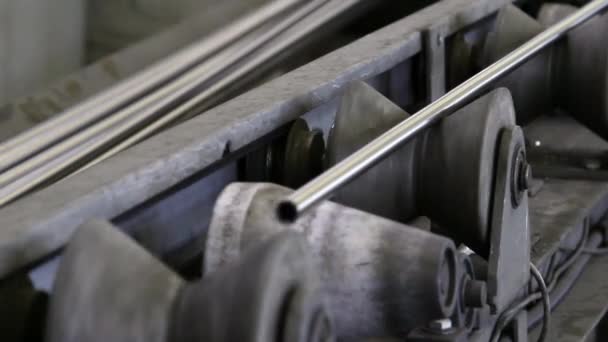 Las tuberías de acero inoxidable son un producto acabado de laminado de metal en fábrica. — Vídeos de Stock