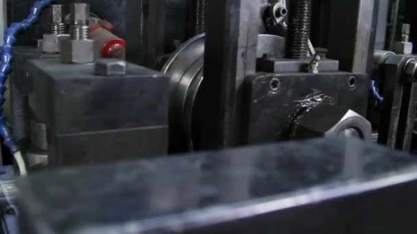 Primo piano di laminatoi metallici per la produzione di tubi metallici in acciaio in fabbrica. — Video Stock