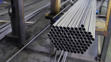 Paslanmaz çelik borular, fabrikada dönen metalin bitmiş bir ürünüdür..