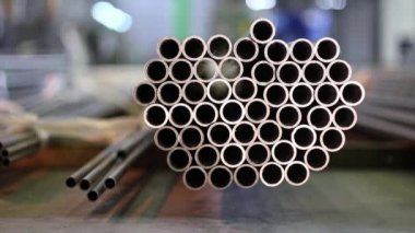 Paslanmaz çelik borular, fabrikada dönen metalin bitmiş bir ürünüdür..