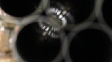 Odak parlak metal boru Fabrikası çekerken parlak. Kaynaklı profil borular alaşımlı çelikten yapılmıştır. Metal üretim haddelenmiş.