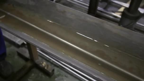 Fabrikadaki paslanmaz çelik boruları kontrol ediyorum.. — Stok video