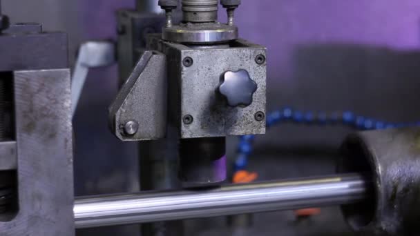 Close-up van metalen walsmachines voor de productie van stalen buizen in de fabriek. — Stockvideo