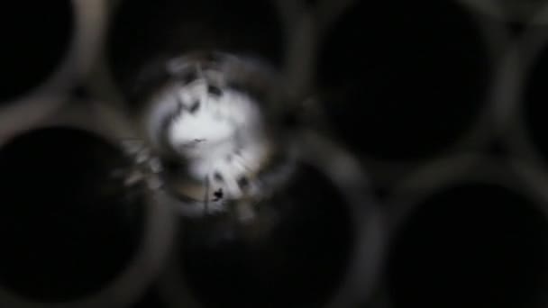 눈부심과 빛나는 금속 튜브의 defocus에서 촬영 시 빛의 반사. — 비디오