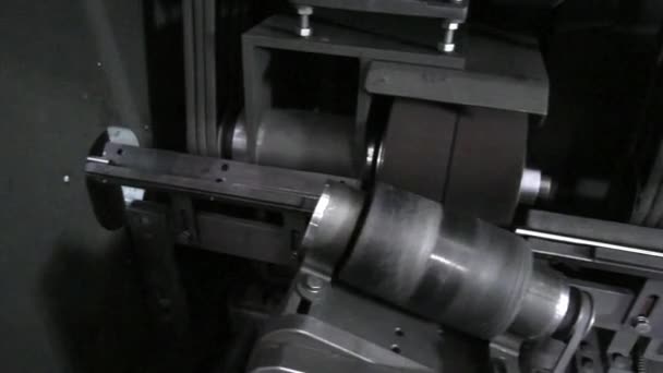 금속 가공 업계에서 스테인레스 스틸 파이프 처리 하는 기계를 연 삭. — 비디오