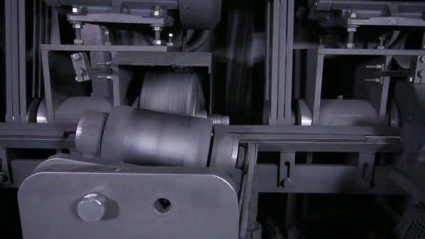 Maszyna do mielenia przetwarza rury ze stali nierdzewnej w fabryce. — Wideo stockowe