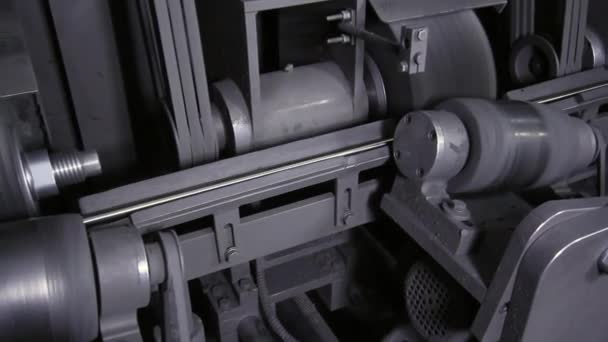 Шлифовальный станок обрабатывает трубы из нержавеющей стали на заводе . — стоковое видео
