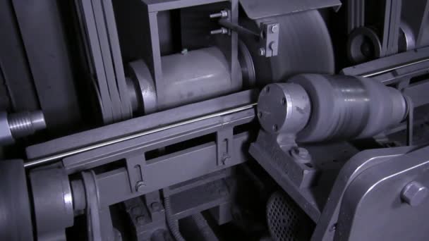 Μηχανή λείανσης επεξεργάζεται σωλήνες από ανοξείδωτο χάλυβα στο εργοστάσιο. — Αρχείο Βίντεο