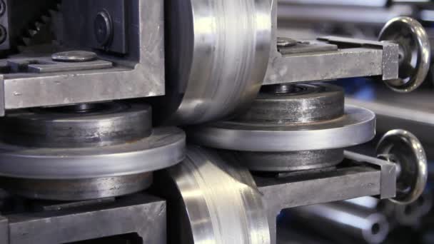 用于生产不锈钢型材的金属轧机 工业生产中的高品质轧制金属用于制造零件或独立元件 — 图库视频影像