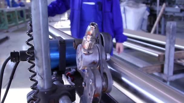 Tuyau en acier inoxydable est produit fini de laminage de métal en usine.