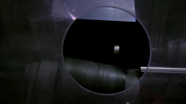 Máquina de moagem processa tubos de aço inoxidável na indústria metalúrgica . — Vídeo de Stock
