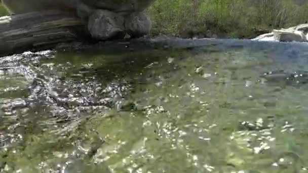 Вода гострить камінь — стокове відео