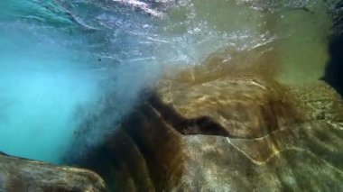 Su taşı keskinleştirir.