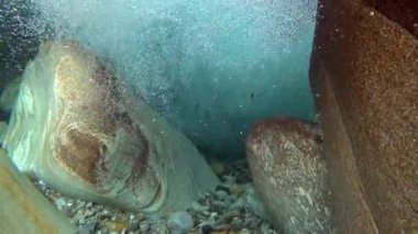 Su taşı keskinleştirir.