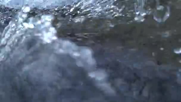 Wasser schärft einen Stein — Stockvideo