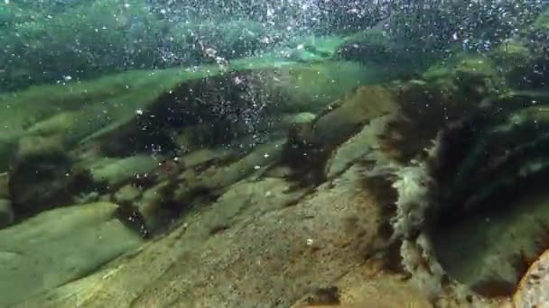 Wasser schärft einen Stein — Stockvideo