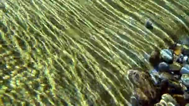 A água aguça uma pedra — Vídeo de Stock