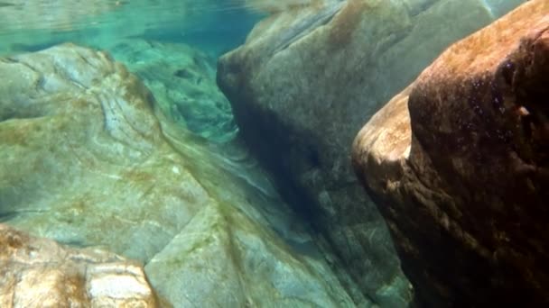 Вода затачивает камень — стоковое видео