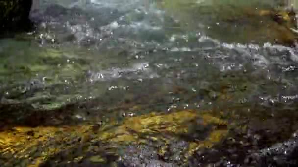 Vesi teroittaa kiven — kuvapankkivideo