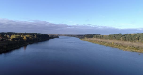 Ambiente selvagem panorama de rural com casas e jardins em um rio cercado por céu de fundo e nuvens com deslumbrante paisagem vistas cinematográficas. Conceito clima natureza exterior. — Vídeo de Stock