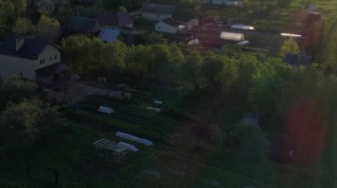 Nehirde evleri ve bahçeleri olan vahşi doğa manzarası büyüleyici manzaralı yeşil otlaklarla çevrili. Açık hava iklimi kavramı.