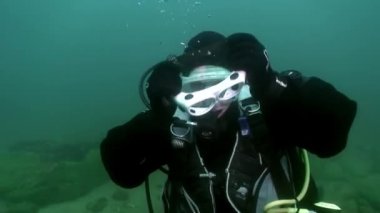 Baykal Gölü 'nün altında dalgıç kameraman.