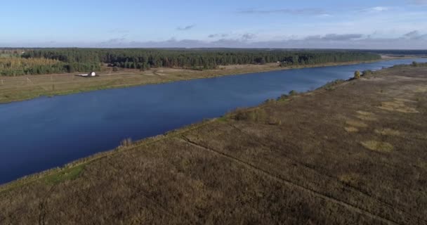 Drone luchtfoto panorama van gehucht met huizen en tuinen aan een rivier omgeven door achtergrond lucht en wolken met een prachtig landschap filmische uitzichten. Concept klimaat buiten natuur. — Stockvideo