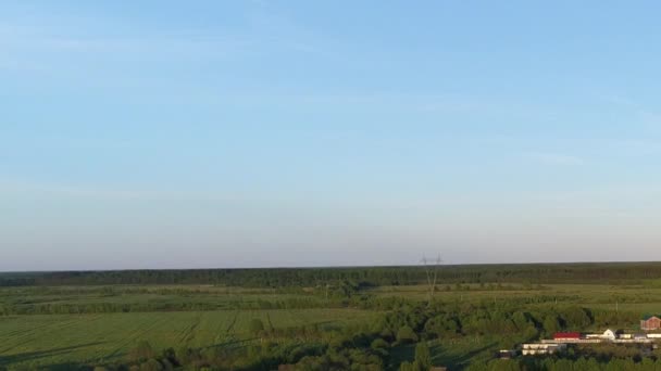 Panorama paisagístico do campo com casas e jardins em um rio cercado por campo verde com vistas deslumbrantes da paisagem cinematográfica. Conceito clima natureza exterior. — Vídeo de Stock